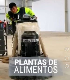 Operario operando una desbastadora planetaria planetaria de diamante de gran potencia para la preparación mecánica del concreto en plantas de alimentos en Iztapalapa